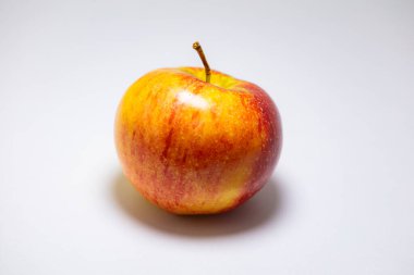 Olgun sarı kırmızı elma beyaz arkaplanda izole