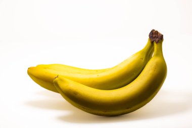 Beyaz arka planda izole edilmiş olgun muzların yakın çekimi