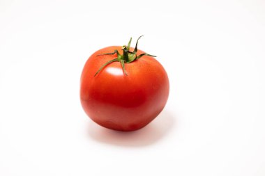 Beyaz arkaplanda kırmızı olgun domates