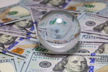 Tasarım amaçlı 100 dolarlık banknotta cam küre