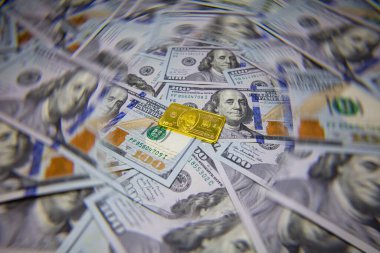 100 dolarlık altın külçe, tasarım amaçlı 100 dolarlık banknotlar halinde izole edilmiş.