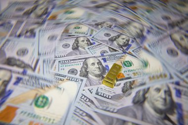 Altın külçeleri tasarım amaçlı 100 dolarlık banknotlar halinde izole edildi