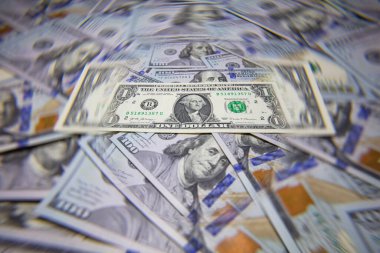 1 dolarlık banknot tasarım amaçlı 100 dolarlık banknotlar halinde izole edildi