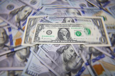 1 dolarlık banknot tasarım amaçlı 100 dolarlık banknotlar halinde izole edildi