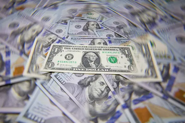 1 dolarlık banknot tasarım amaçlı 100 dolarlık banknotlar halinde izole edildi