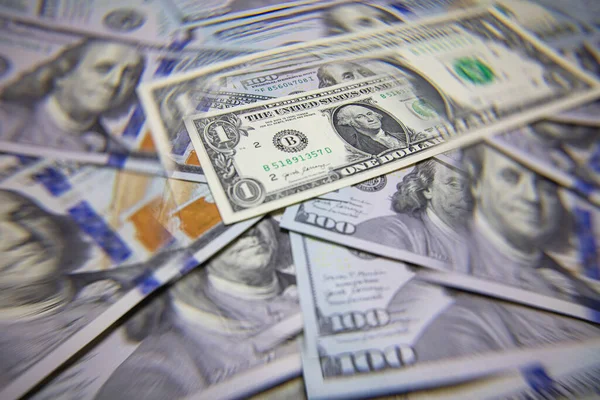 1 dolarlık banknot tasarım amaçlı 100 dolarlık banknotlar halinde izole edildi