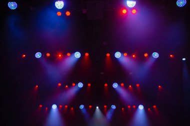 Tasarım amacıyla boş sahnede renkli konser ışıkları