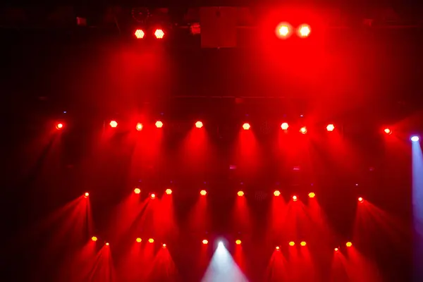 Kleurrijke Concertverlichting Leeg Podium Voor Ontwerpdoeleinden Rechtenvrije Stockfoto's