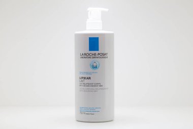 Paris, Fransa - 18 Ekim 2023: Beyaz arka planda La Roche-Posay Vücut Bakımı Lipikar Lait losyonu