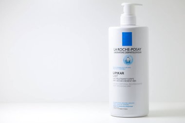 Paris, Fransa - 18 Ekim 2023: Beyaz arka planda La Roche-Posay Vücut Bakımı Lipikar Lait losyonu