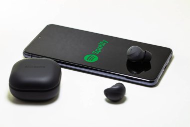 Seul, Güney Kore - 19 Ekim 2023: Samsung Galaxy Buds 2 Pro ve Spotify mobil uygulaması akıllı telefon ekranında
