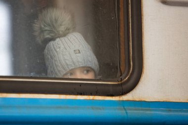 Lviv, Ukrayna - 7 Mart 2022: Lviv tren istasyonunda Avrupa 'ya kaçmak için tren bekleyen Ukraynalı mülteciler