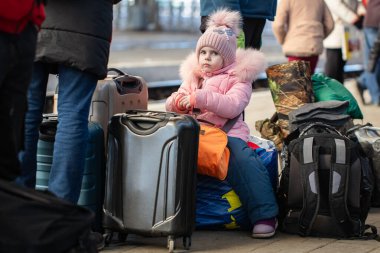 Lviv, Ukrayna - 11 Mart 2022: Lviv tren istasyonundaki Ukraynalı mülteciler Rusya savaşı sırasında Avrupa 'ya kaçmak için tren bekliyorlar