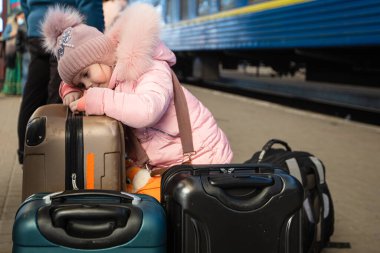 Lviv, Ukrayna - 11 Mart 2022: Lviv tren istasyonundaki Ukraynalı mülteciler Rusya savaşı sırasında Avrupa 'ya kaçmak için tren bekliyorlar