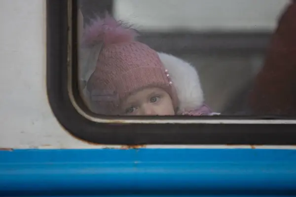 ウクライナのリヴィウ 2022年3月10日 ロシア戦争中に列車がヨーロッパに脱出するのを待っているリヴィウ駅のウクライナ難民 ストック画像