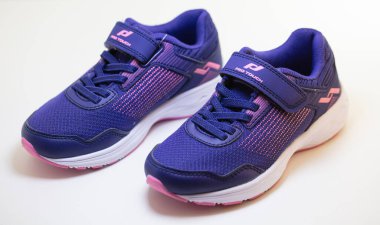 Lviv, Ukrayna - 24 Ekim 2023: Pro Touch Elexir Çocuk Donanma Spor Ayakkabıları