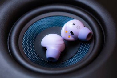 Tasarım amacı için hoparlörlerdeki kablosuz kulaklık tomurcukları