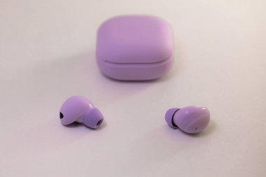 Tasarım amacı için beyaz arkaplanda kablosuz kulaklık tomurcukları