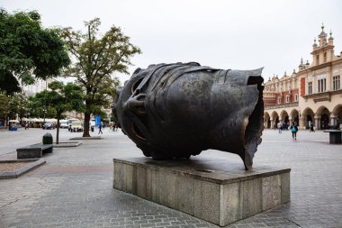 Krakow, Polonya - 9 Ekim 2018: Polonya 'nın Krakow kentindeki Pazar Meydanı' nda baş heykel Eros Bendato