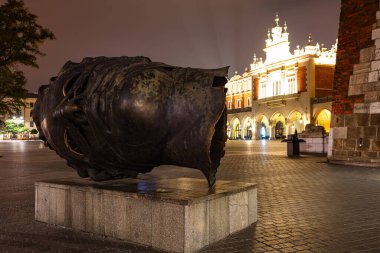 Krakow, Polonya - 9 Ekim 2018: Polonya 'nın Krakow kentindeki Pazar Meydanı' nda baş heykel Eros Bendato