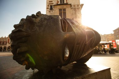 Krakow, Polonya - 9 Ekim 2018: Polonya 'nın Krakow kentindeki Pazar Meydanı' nda baş heykel Eros Bendato