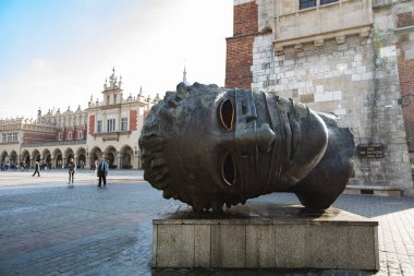 Krakow, Polonya - 9 Ekim 2018: Polonya 'nın Krakow kentindeki Pazar Meydanı' nda baş heykel Eros Bendato