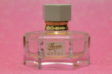 Florence, İtalya - 1 Kasım 2023: Gucci Flora cam şişe