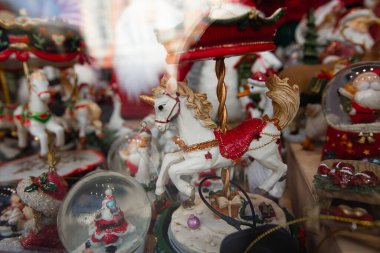 Tasarım amacıyla hediyelik eşya dükkanında Noel heykelcikleri.