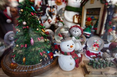 Tasarım amacıyla hediyelik eşya dükkanında Noel heykelcikleri.
