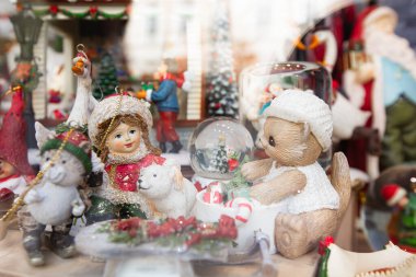 Tasarım amacıyla hediyelik eşya dükkanında Noel heykelcikleri.