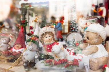 Tasarım amacıyla hediyelik eşya dükkanında Noel heykelcikleri.