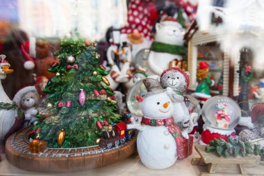 Tasarım amacıyla hediyelik eşya dükkanında Noel heykelcikleri.