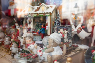 Tasarım amacıyla hediyelik eşya dükkanında Noel heykelcikleri.