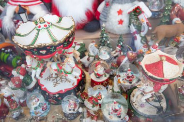 Tasarım amacıyla hediyelik eşya dükkanında Noel heykelcikleri.