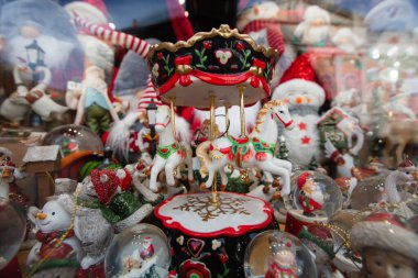 Tasarım amacıyla hediyelik eşya dükkanında Noel heykelcikleri.