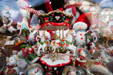 Tasarım amacıyla hediyelik eşya dükkanında Noel heykelcikleri.