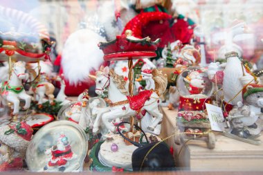 Tasarım amacıyla hediyelik eşya dükkanında Noel heykelcikleri.