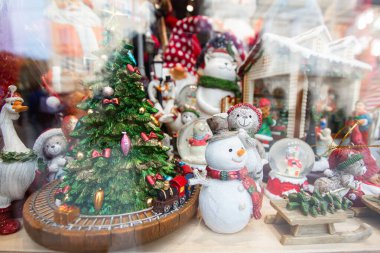 Tasarım amacıyla hediyelik eşya dükkanında Noel heykelcikleri.