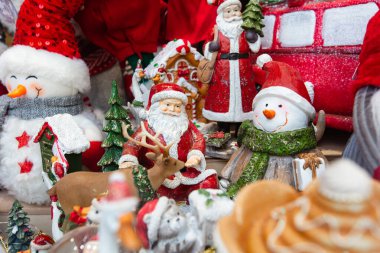 Tasarım amacıyla hediyelik eşya dükkanında Noel heykelcikleri.
