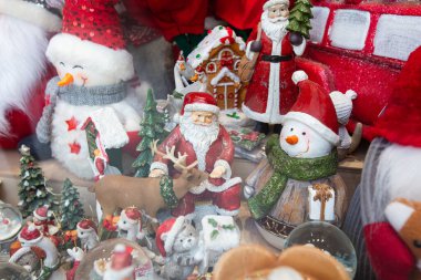 Tasarım amacıyla hediyelik eşya dükkanında Noel heykelcikleri.