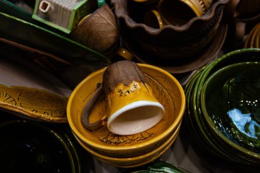 Tasarım amacı için sonbahar renkli el yapımı bulaşık takımı arkaplanı