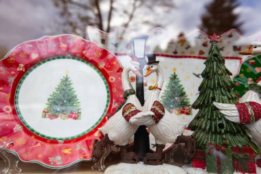 Tasarım amacıyla hediyelik eşya dükkanında Noel heykelcikleri.