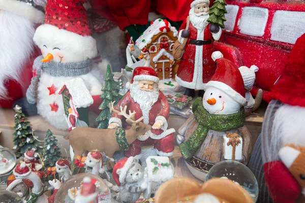 Tasarım amacıyla hediyelik eşya dükkanında Noel heykelcikleri.