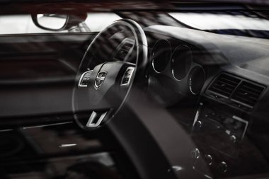 Lviv, Ukrayna - 24 Temmuz 2019: Dodge Challenger iç mimarisi