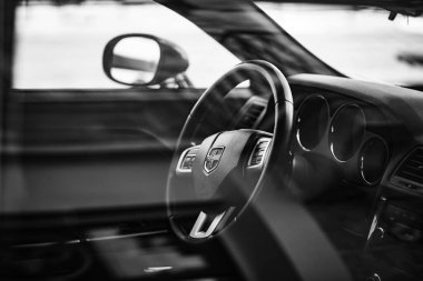Lviv, Ukrayna - 24 Temmuz 2019: Dodge Challenger iç mimarisi