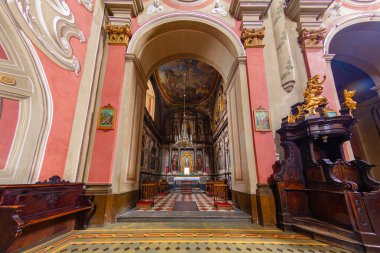 Lviv, Ukrayna - 21 Temmuz 2018: Kutsanmış Bakire Meryem 'in Varsayımı Archthedral Bazilikasının İçi (Latin katedrali))