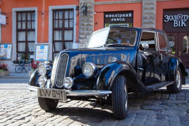 Lviv, Ukrayna - 16 Ağustos 2017: Lviv caddesinde BMW retro araba