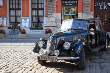 Lviv, Ukrayna - 16 Ağustos 2017: Lviv caddesinde BMW retro araba