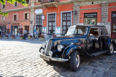 Lviv, Ukrayna - 16 Ağustos 2017: Lviv caddesinde BMW retro araba