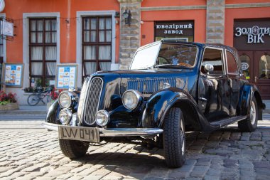 Lviv, Ukrayna - 16 Ağustos 2017: Lviv caddesinde BMW retro araba